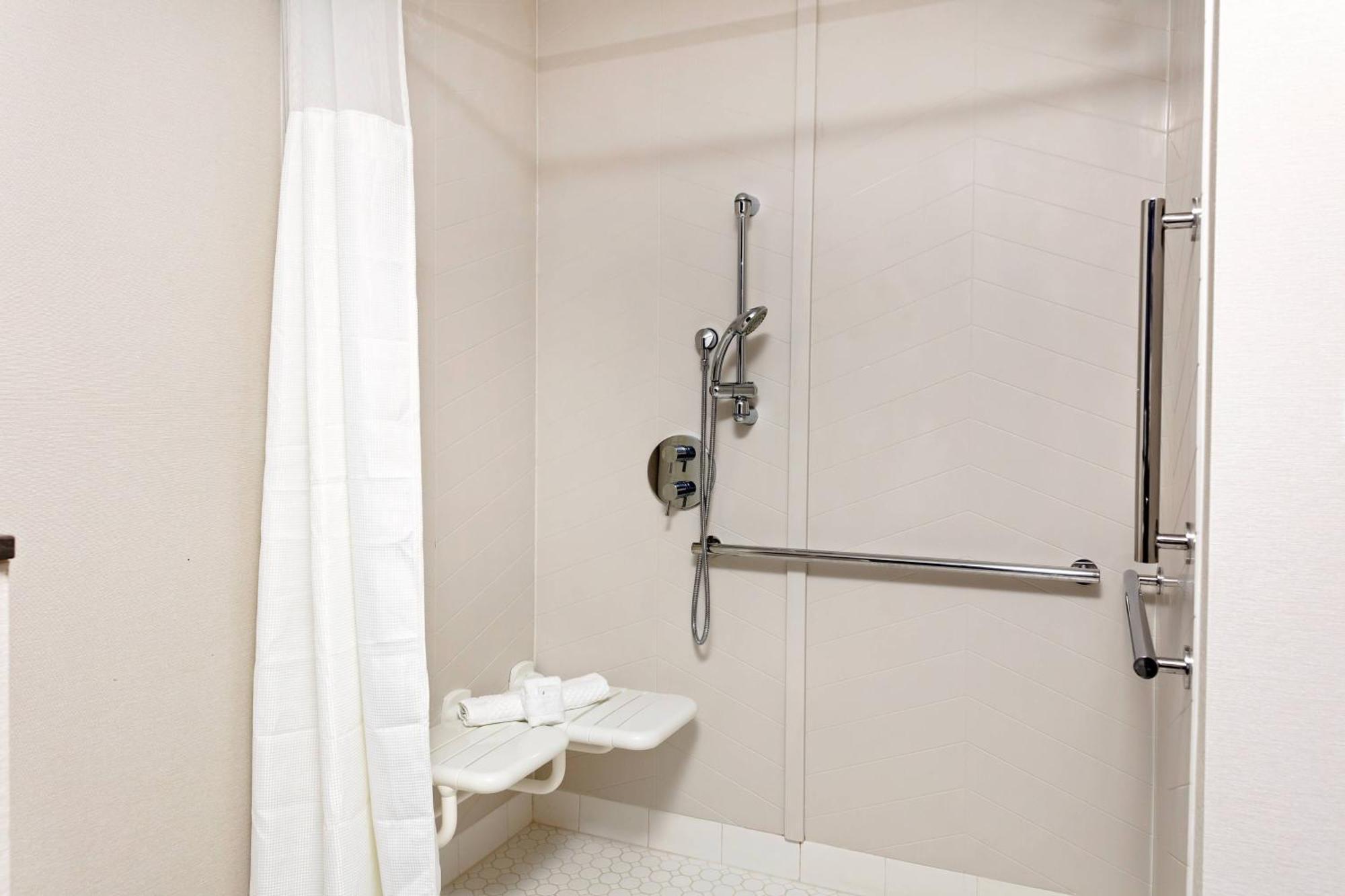 Отель Fairfield By Marriott Port Clinton Waterfront Экстерьер фото